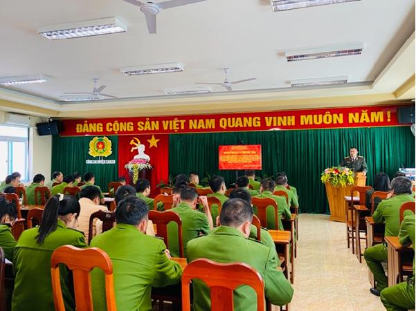 Công an huyện Ea H'Leo tổ chức sinh hoạt chính trị Quán triệt Nghị quyết số 12-NQ/TW của Bộ Chính trị về xây dựng lực lượng Công an nhân dân